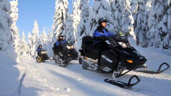 Safari en Motos de Nieve. Foto: Vuokatti DMO