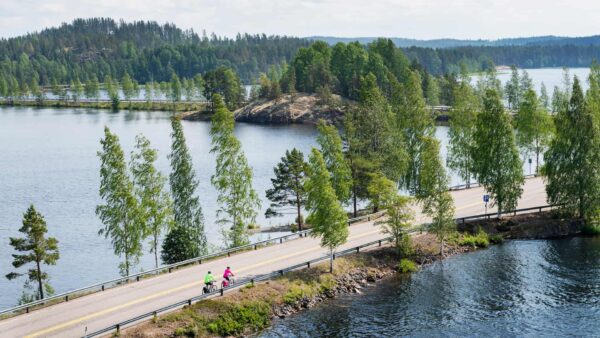 En Bici por los lagos. Foto: Juho Kuva / Visit Finland.