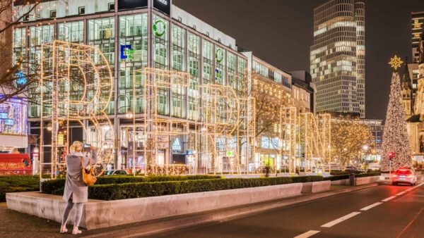 Iluminaciones navideñas en Tauentzienstr. Copyright: visitBerlin, Foto: Dagmar Schwelle