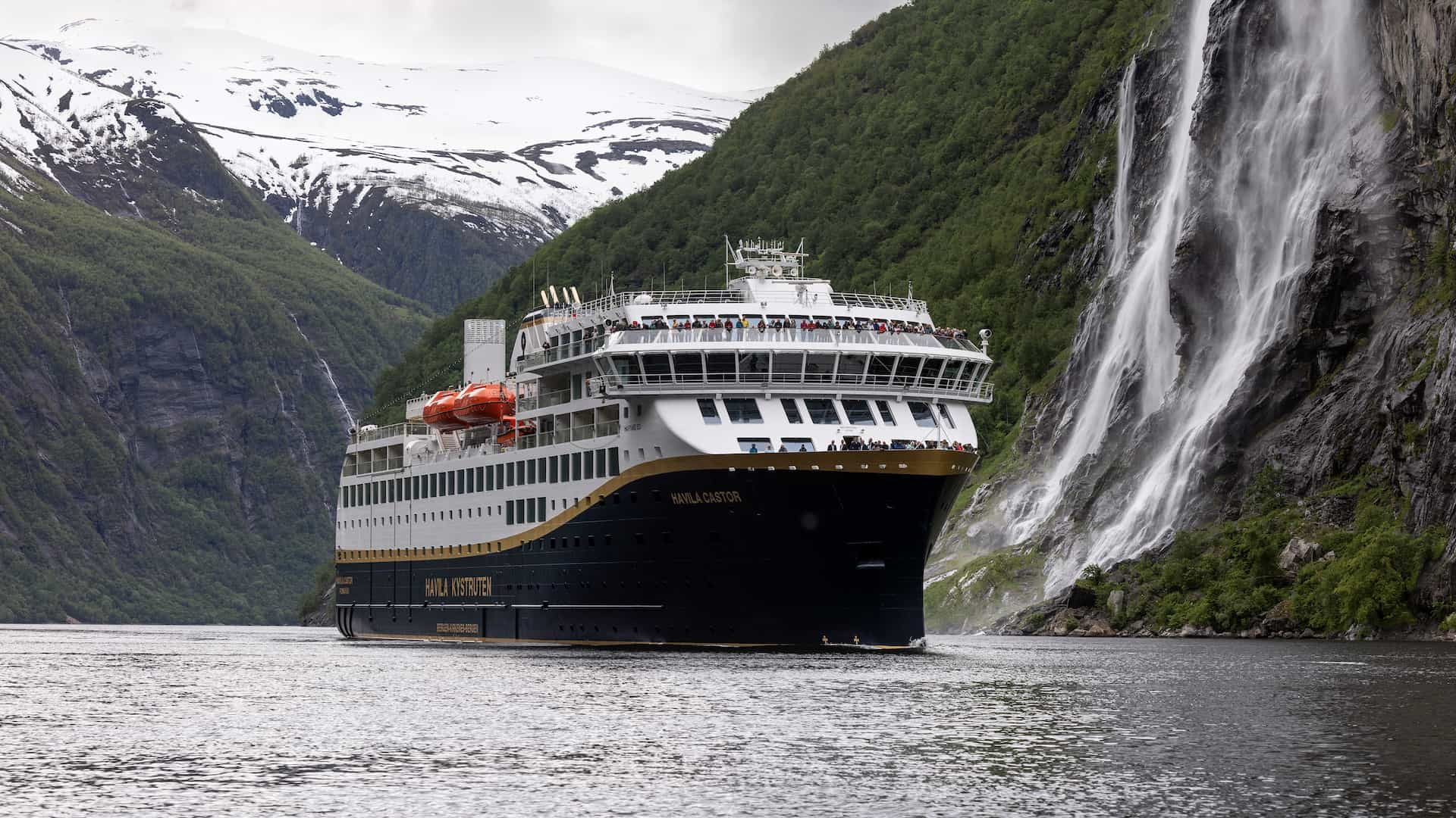 Barco Havila Castor en Geiranger. Foto: Marius Beck Dahle/Werksted. Copyright Havila Kystruten.